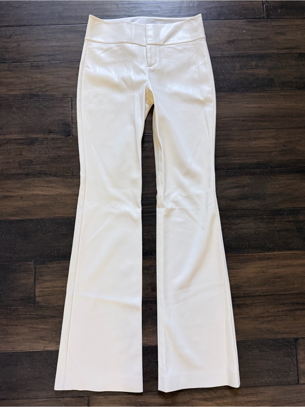 ALICE + OLIVIA Gorgeous Smooth Ivory Vegan Leather Pants 4 NWT $295!! (pen mark)